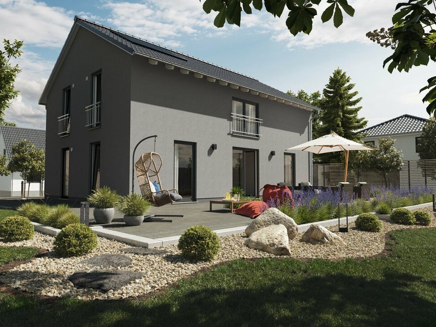 Ein Blick in den Garten des Einfamilienhauses Landhaus 142 Modern mit bodentiefen Fenstern für ein lichtdurchflutetes Haus, modernes Satteldach mit optionaler Photovoltaikanlage, eine Fassade mit farblichem Akzent und eine Terrasse zu wohlfühlen