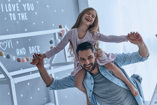 Haus-Vater-Tochter-Wohnen-Serie-4-13 Vater trägt seine Tochter auf den Schultern und sie genießen Ihre Freizeit zuHause.