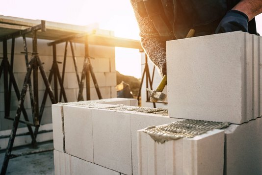 massiv-bauen-baustelle-mauerwerk-wand-06 Handwerker