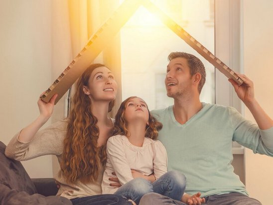 menschen-gemischt-familie-begeisterung-freude-haus-hausbau In 12 Schritten ins Traumhaus