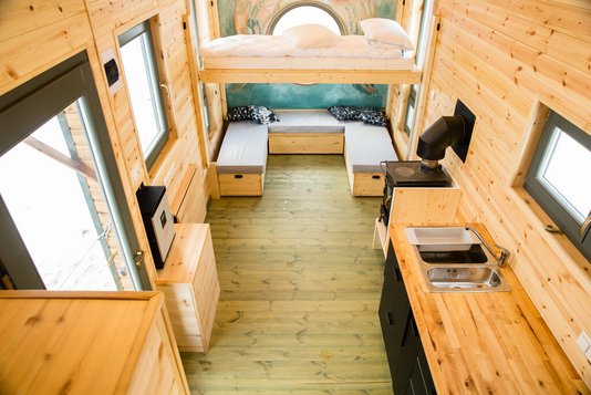 tiny-house-kleines-haus-wohnung-wohnen-06 Kompakte Inneneinrichtung des Tiny Houses mit Bett und Küche
