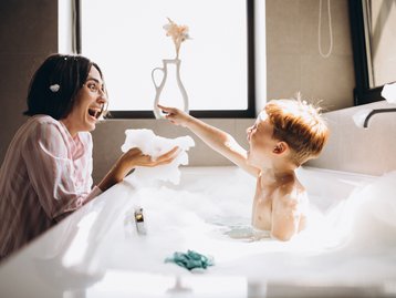 Inklusivausstattung-Inklusiv-Bad-Wohnen-Einrichten-Spiegel-Familie-Badewanne-Badezimmer-06